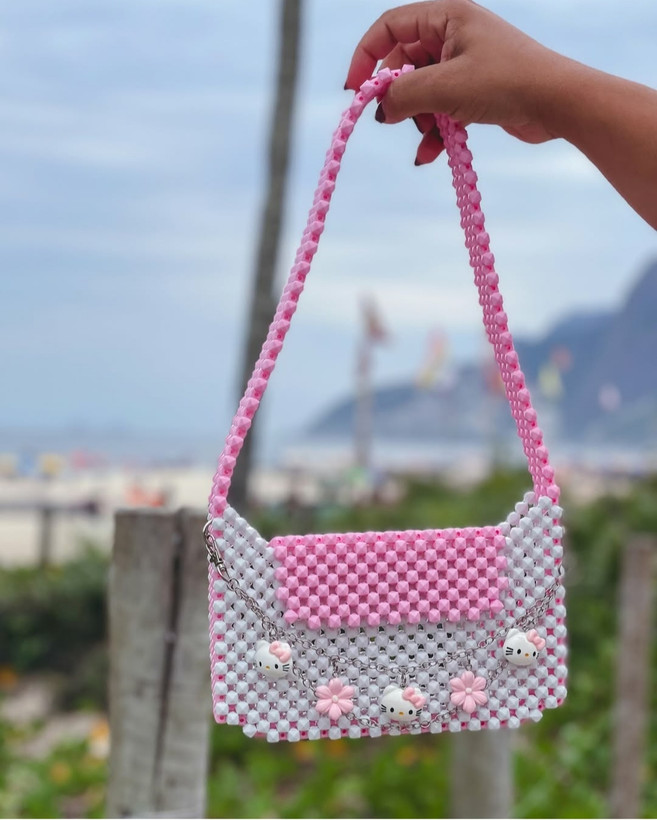 کیف مرواریدی بافته شده با مروارید های ایرانی مکعبی شکل. مناسب استفاده روزمره. جادار برای موبایل و سایر وسایل.